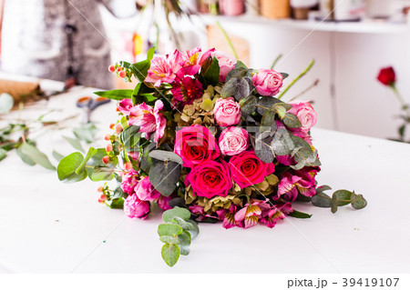 Finished bouquets on the table 39419107