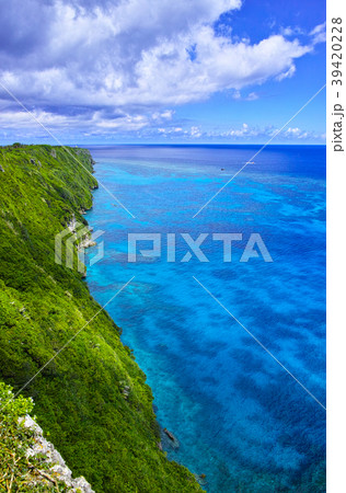 真夏の宮古島 三角点からの絶景の写真素材