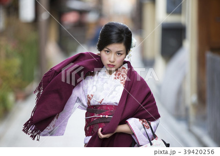京都府京都市東山区祇園町の花見小路を散策している着物姿の若い女性 39420256
