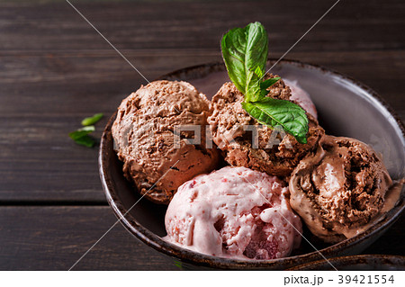 Portion of ice cream scoops with fruit on wood Portion of ice cream scoops with fruit on wood 39421554