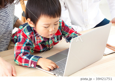 家族でパソコン 39421751