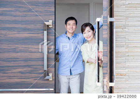 ミドルの夫婦（玄関） 39422000