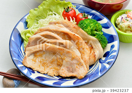 注意）湯気はレタッチ合成です。豚肉の生姜焼き（豚しょうが焼き、豚焼肉）。 39423237