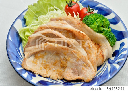 注意）湯気はレタッチ合成です。豚肉の生姜焼き（豚しょうが焼き、豚焼肉）。 39423241