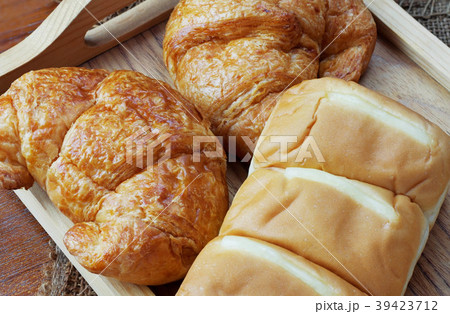 Bread with top view. 39423712