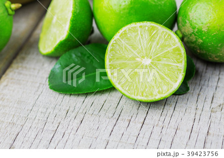 Lime cut on wooden. 39423756