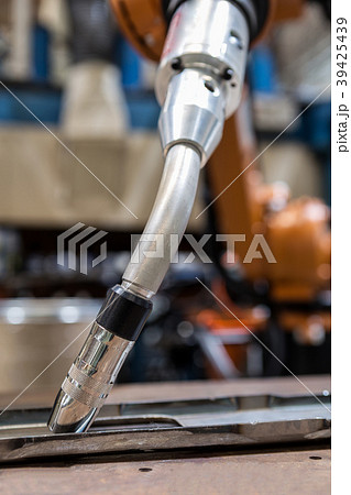 Industrial robot is standby in car factory Industrial robot is standby in car factory 39425439