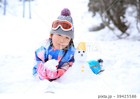 雪遊びする小学生 39425586