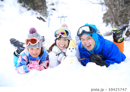 雪遊びする親子 39425747