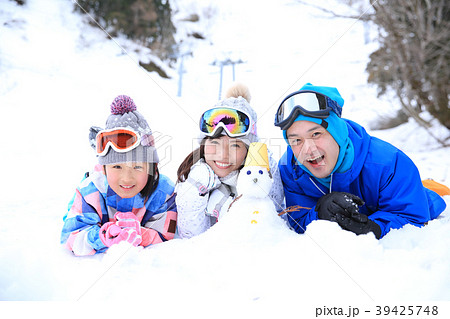 雪遊びする親子 39425748