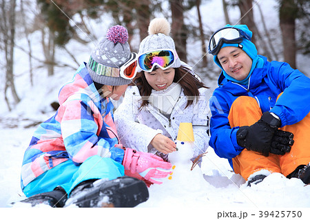 雪遊びする親子 39425750