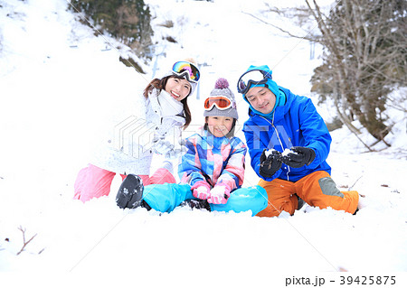 雪遊びする親子 39425875