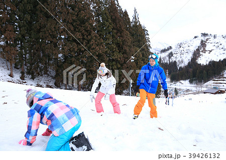 雪遊びする親子 39426132