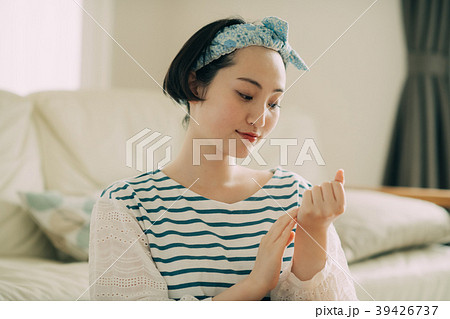 ハンドクリームを塗る若い女性 ハンドクリームを塗る若い女性 39426737