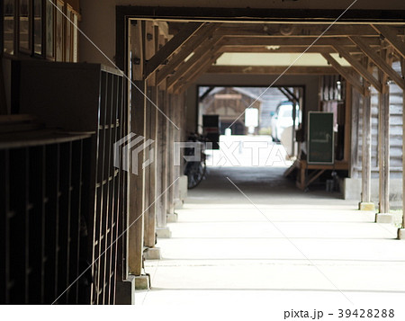 木造校舎の渡り廊下の写真素材 3942