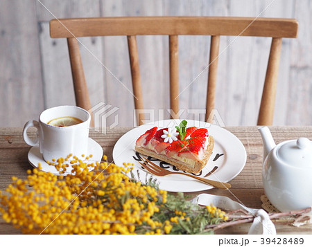 イチゴのタルトでティータイム イチゴのタルトでティータイム 39428489
