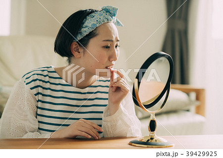 荒れた唇を気にする若い女性 荒れた唇を気にする若い女性 39429925