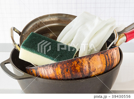 汚れがこびりついたフライパンと鍋　焦げ付き　油汚れ　炊事　家事 39430556