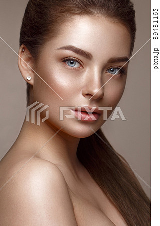 Beautiful young girl with natural nude make-up - Stock Photo 39431165