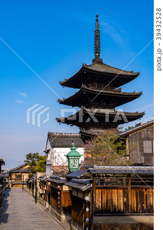 《京都府》八坂の塔・早朝の参道 《京都府》八坂の塔・早朝の参道 39432528