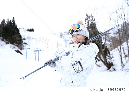 女性スキーヤー 39432972