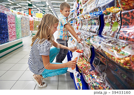 Children buy gummi candy Children buy gummi candy 39433160