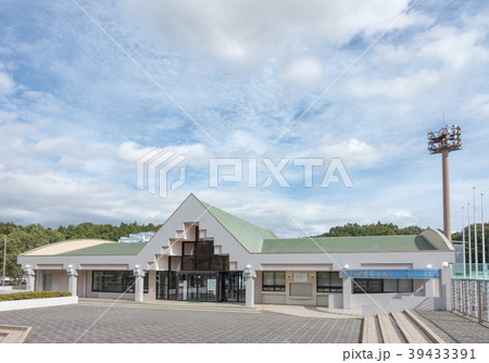 気持ちが良い快晴天青空に映えるいわき市民プール公認競技用体育大会 39433391