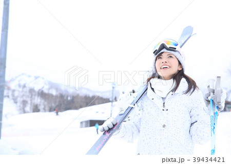 若い女性スキーヤー 39434421