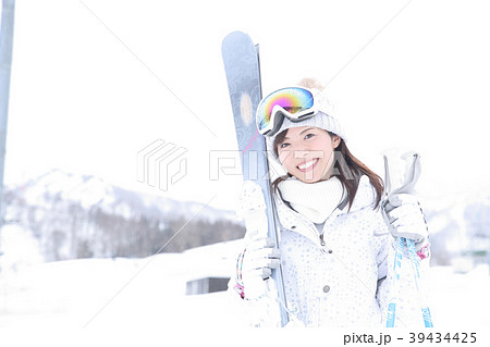 若い女性スキーヤー 39434425