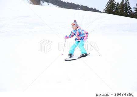 スキーを楽しむ小学生 39434860