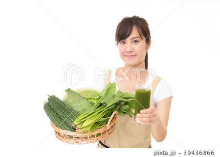 野菜ジュースの入ったグラスを持つ女性 39436866