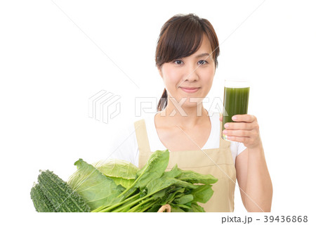 野菜ジュースの入ったグラスを持つ女性 39436868