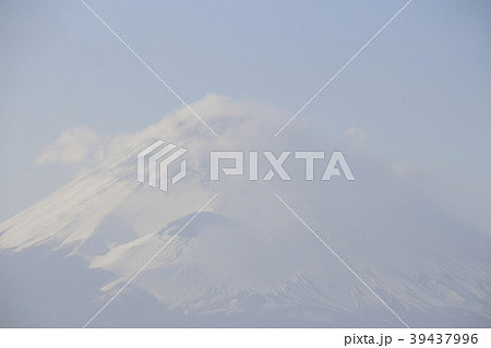 十国峠から望む、地吹雪吹き荒れる富士山 十国峠から望む、地吹雪吹き荒れる富士山 39437996