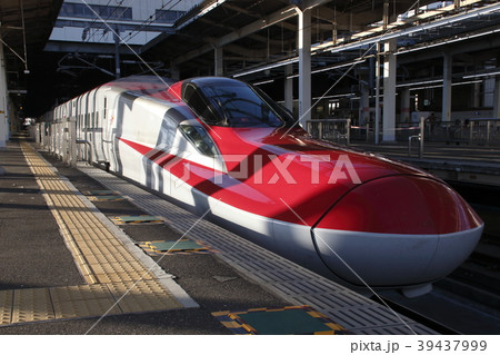 大宮駅に停車中の秋田新幹線E6系 大宮駅に停車中の秋田新幹線E6系 39437999