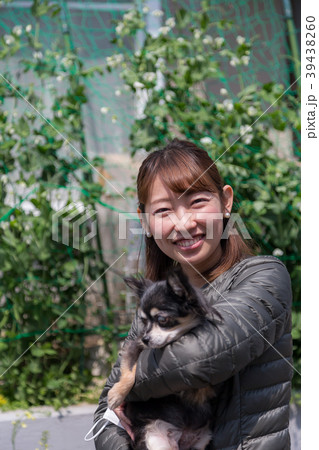 愛犬のチワワを抱く女性 39438260