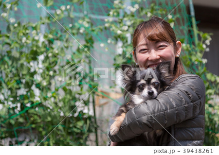 愛犬のチワワを抱く女性 愛犬のチワワを抱く女性 39438261