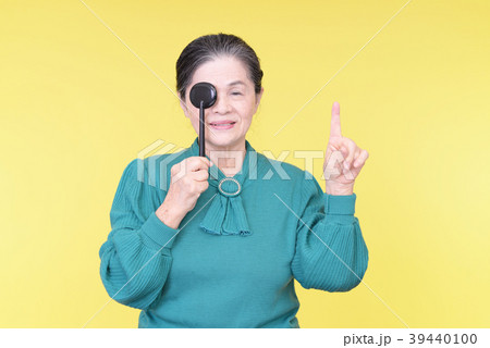 視力検査を受ける笑顔の高齢者 視力検査を受ける笑顔の高齢者 39440100