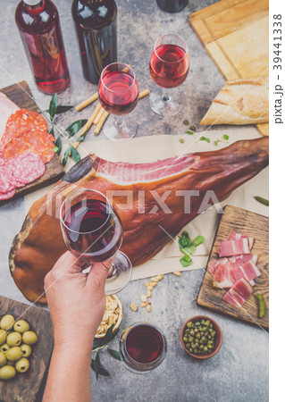 Mans hand holding wine glass frome above table Mans hand holding wine glass frome above table 39441338