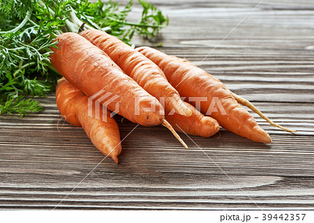 Fresh carrots bunch 39442357