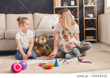 Happy mother drawing with her children 39443042