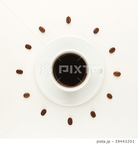 Black coffee cup and roasted beans forming clock 39443201