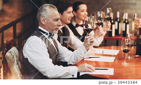 Three sommeliers assess taste and color qualities Three sommeliers assess taste and color qualities 39443384