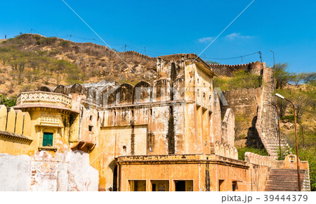 Defensive walls around Amer town - Jaipur, India 39444379