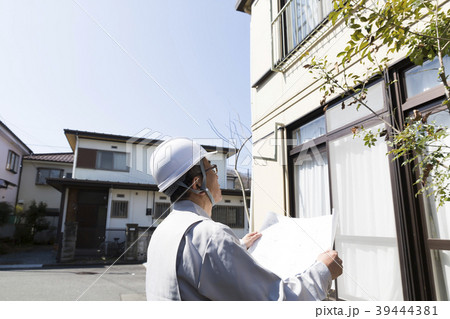 アパート　リフォーム・建て替え　設計図面を見る男性 39444381