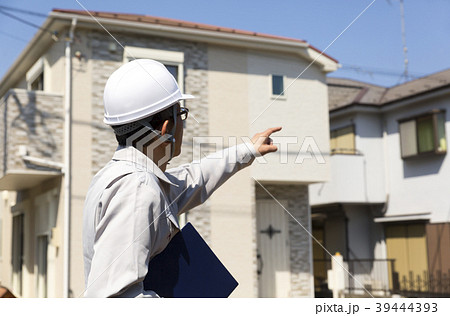住宅とヘルメットの男性 現地調査 指差し 住宅とヘルメットの男性 現地調査 指差し 39444393