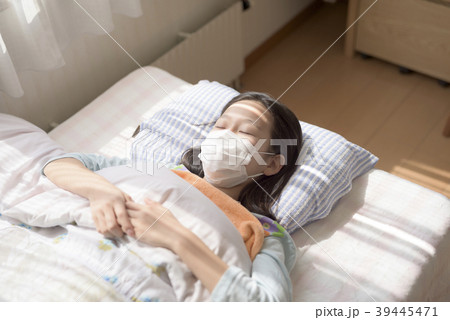 風邪イメージ(寝る) 風邪イメージ(寝る) 39445471