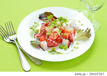 タコ（蛸）とホタテ（帆立）のマリネ、バジルソース添え。イタリアン風前菜、オードブル。白ワインと。 39445567