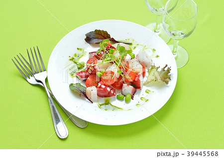 タコ 蛸 とホタテ 帆立 のマリネ バジルソース添え イタリアン風前菜 オードブル 白ワインと の写真素材
