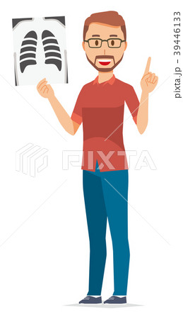 メガネをかけて髭を生やした男性がレントゲン写真を持っている メガネをかけて髭を生やした男性がレントゲン写真を持っている 39446133