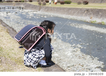 川を見つめる新一年生 39446309